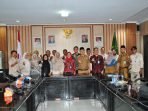 Kadiskes Bengkulu Kepala Dinkes Provinsi Bengkulu, Herwan Antoni foto bersama usai melakukan pertemuan antara TPPK Provinsi Bengkulu dengan TPPS Nasional dalam rangka mempercepat penurunan kasus stunting di provinsi ini.(Foto HB/Idris)