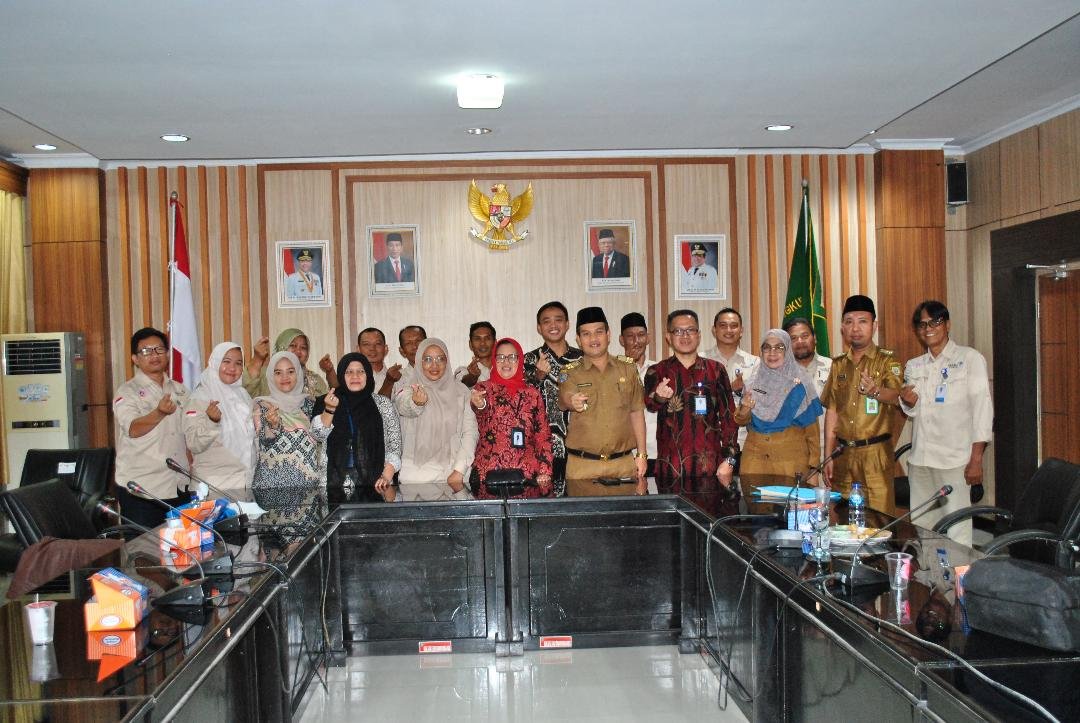 Kadiskes Bengkulu Kepala Dinkes Provinsi Bengkulu, Herwan Antoni foto bersama usai melakukan pertemuan antara TPPK Provinsi Bengkulu dengan TPPS Nasional dalam rangka mempercepat penurunan kasus stunting di provinsi ini.(Foto HB/Idris)