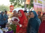 Lomba Makan ikan Ketua TP PKK Kabupaten Bengkulu Utara, Ny Eko Kurnia Ningsih Mian menyaksikan lomba masak serba ikan dalam rangka menumbuhkan kecintaan makan ikan bagi masyarakat setempat, sehingga dapat mencegah muncul kasus stunting.(Foto HB/Idris)