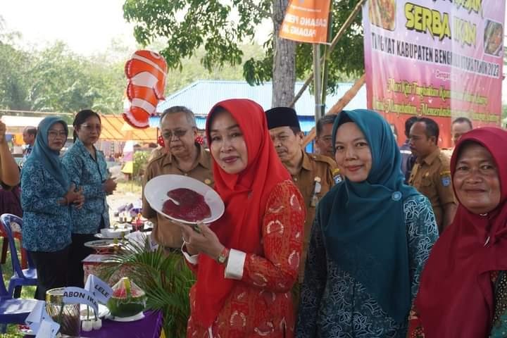 Lomba Makan ikan Ketua TP PKK Kabupaten Bengkulu Utara, Ny Eko Kurnia Ningsih Mian menyaksikan lomba masak serba ikan dalam rangka menumbuhkan kecintaan makan ikan bagi masyarakat setempat, sehingga dapat mencegah muncul kasus stunting.(Foto HB/Idris)