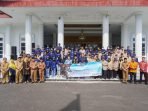Gubernur Bengkulu, Rohidin Mersyah foto bersama pejabat usai melepas mahasiswa UGM dan Unib yang akan melakukan KKN di Pulau Enggano, Kabupaten Bengkulu Utara, di Balai Raya Semarak Bengkulu, pekan ini.(Foto/Ist)