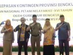 Asisten III Pemprov Bengkulu, Nandar Munadi didampingi Plt Kepala Dinas Tanaman Pangan, Holtikultura dan Perkebunan (TPHP) Bengkulu, Rosmala Dewi (paling kiri) dan anggota DPRD Provinsi Bengkulu, Suimi Fales usai melepas keberangkatan kontingen PENAS petani nelayan Bengkulu ke Padang, Sumbar, bertempat di Balai Raya Semarak Bengkulu, pekan ini.(Foto/Ist)