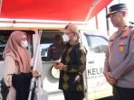 Gubernur Bengkulu, Rohidin Mersyah didampingi Kapolda Bengkulu, Irjen Pol Armed Wijaya bincang-bincang dengan salah seorang warga tengah membayar pajak kendaraan bermotor di mobil samsat keliling.(Foto/Ist)
