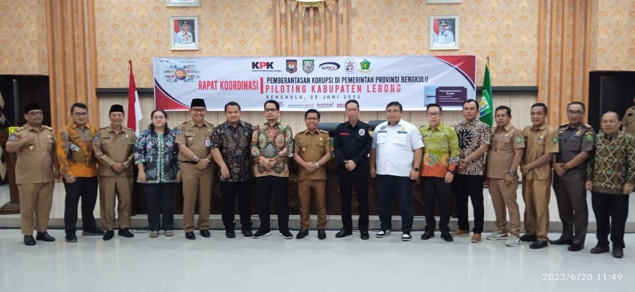Rakor KPK Anggota KPK foto bersama para peserta rakor pemberantasan korupsi di pemerintah Provinsi Bengkulu.(Foto/Ist)