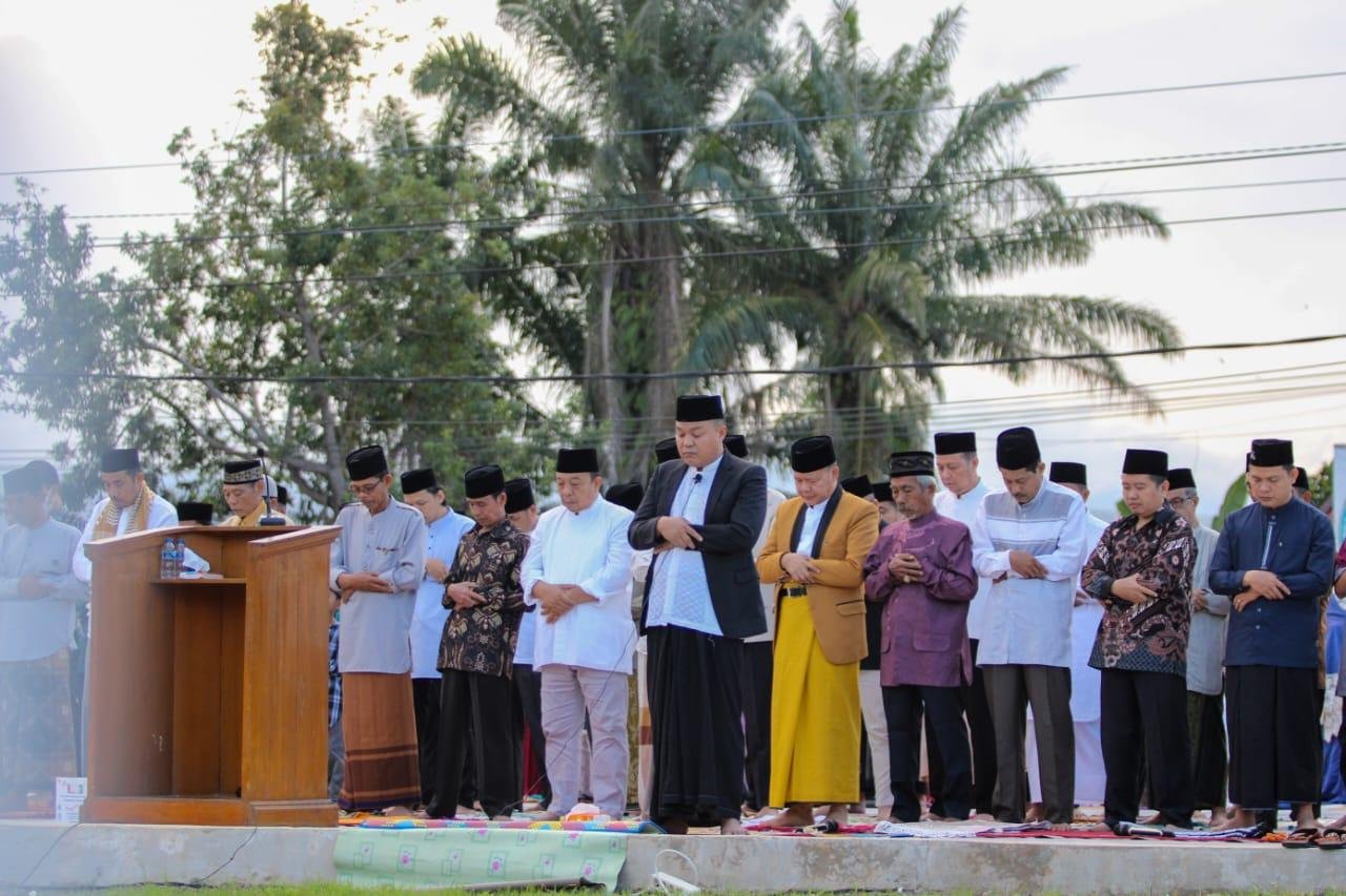 Salat Iduladh Rohidin Gubernur Bengkulu, Rohidin Mersyah dan istri bersama warga Muhammadiyah Kabupaten Seluma, melaksanakan salat Iduladha 1444 Hijriyah di Alun-alun Kota Tais, Kabupaten Seluma pada Rabu pagi.(Foto/Ist)