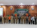 Sekda Provinsi Bengkulu, Hamka Sabri foto bersama peserta kegiatan Komunikasi Sosial dengan aparat pemerintah. Acara ini selenggarakan Korem 041 Gamas Bengkulu, bertempat di Balai Prajurit Korem 041 Gamas Bengkulu, Senin lalu.(Foto/Ist)