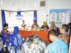Plt Kaper BKKBN Bengkulu, Iwbal Apriansyah dan PKB Ahli Utama BKKBN Pusat, Siti Fathonah menggelar pertemuan dengan para penyuluh KB lapangan di Kabupaten Bengkulu Utara dan Kabupaten Rejang Lebong untuk menyukseskan program Bangga Kencana di daerah tersebut.(Foto HB/Idris)