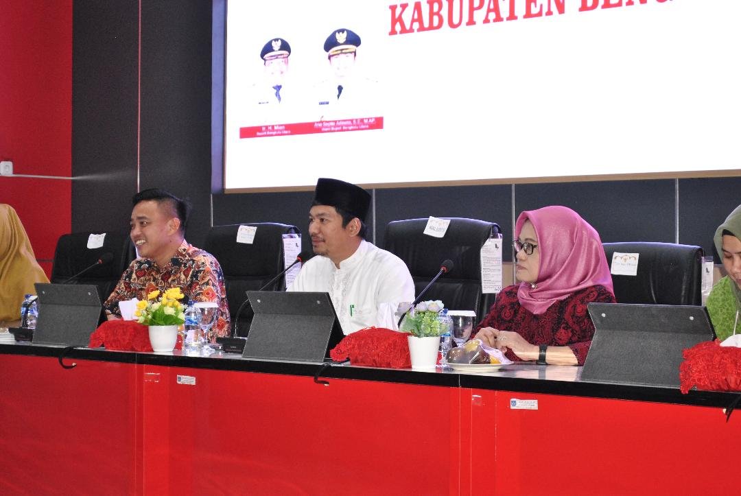 Plt Kaper BKKBN Bengkulu, Iqbal Apriansyah (kiri), Wakil Bupati Bengkulu Utara, Arie Septia Adinata (tengah) dan PKB Ahli Utama, BKKBN Pusat, Siti Fathonah (kanan) menghadiri acara presentasi aplikasi Si Amazing dan berbagai program strategis mengatasi stunting di daerah ini, bertempat di kantor Bupati Bengkulu Utara.(Foto HB/Idris)