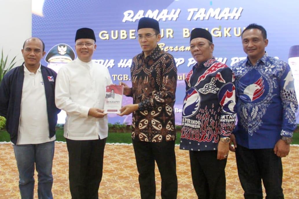 Ketua Harian Perindo, Muhammad Zainul Majdi menyerahkan cindramata kepada Gubernur Bengkulu (kedua dari kiri) saat jamuan makam malam di Balai Raya Semarak Bengkulu, Kamis malam lalu.(Foto/Ist)