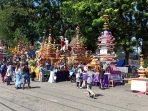 Warga Kota Bengkulu berbondong-bondong mendatangi arena Festival Tabut 2023 di Lapangan Merdeka, sehingga omset para pedagang UMKM selama festival meningkat tajam. Tampak foto Tabut bersanding menjelang penutupan festival pada Jumat 28 Juli 2023 siang.(Foto/Ist)