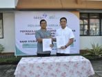 Plt Kepala Perwakilan BKKBN Bengkulu, M Iqbal Apriansyah (kanan) berjabat tangan dengan Branch Manager Bank Syariah Indonesia (BSI) Kantor Cabang Bengkulu, S.Parman I, Arry Darmawan (kiri) usai melakukan penandatangan naskah kerja sama dalam penyaluran dana operasional petugas pendata di daerah ini.(Foto HB/Idris)