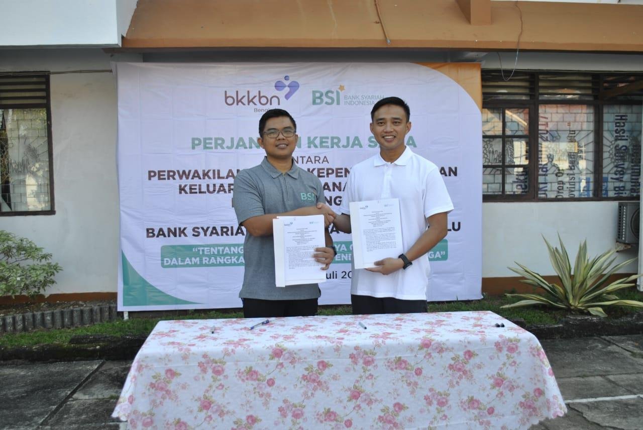 BKKBN dan BSI Kerja Sama Plt Kepala Perwakilan BKKBN Bengkulu, M Iqbal Apriansyah (kanan) berjabat tangan dengan Branch Manager Bank Syariah Indonesia (BSI) Kantor Cabang Bengkulu, S.Parman I, Arry Darmawan (kiri) usai melakukan penandatangan naskah kerja sama dalam penyaluran dana operasional petugas pendata di daerah ini.(Foto HB/Idris)