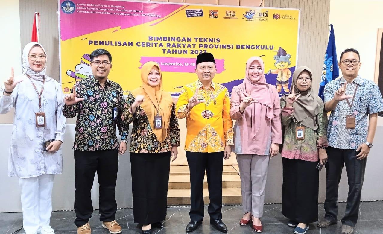 Sekda Provinsi Bengkulu, Hamka Sabri dan Kepala Balai Bahasa Bengkulu, Dewi Lyli Sukmawati foto bersama peserta bintek penulisan cerita rakyat.(Foto/Ist)