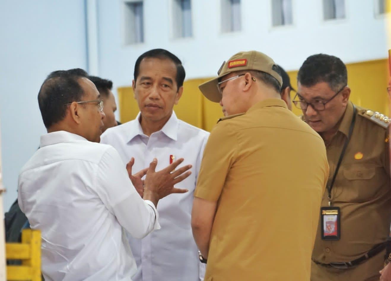 Presiden Jokowi didampingi Gubernur Bengkulu, Rohidin Mersyah, Bupati Bengkulu Tengah, Heriyandi Roni dan Menteri Sekretaris Negara, Pratikno saat berkunjung di SMK Negeri 2, Sri Kuncoro, Kecamatan Pondok Kelapa, Kabupaten Bengkulu Tengah.(Foto/Ist)