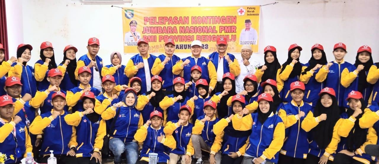 PMI PMR Bengkulu ke Lampung Gubernur Bengkulu, Rohidin Mersyah, Ketua PMI Provinsi Bengkulu, Asnawi A Lamat dan Pengurus PMI Bengkulu, foto bersama usai melepas kontingan PMI Bengkulu mengikuti Jumbara PMR di Provinsi Lampung.(Foto/Ist)