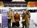 Pameran Kain Besurak di NTB Ketua Dekrenasda Provinsi Bengkulu, Derta Rohidin dan Kepala Bidang Industri Kecil Menengah dan Pengembangan Akses Industri. Indra Jaya Syam foto bersama di depan stand Bengkulu pada pada ajang Lombok International Modest Fashion Festival (LIMOFF), di Merumata Senggigi Lombok, Provinsi Nusa Tenggara Barat (NTB), Sabtu 8 Juli 2023.(Foto/Ist)