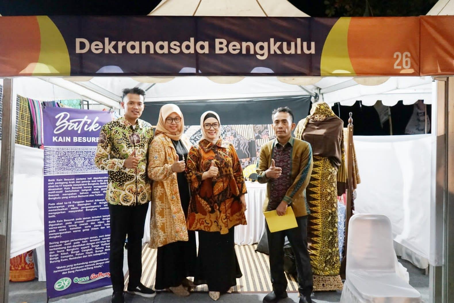 Pameran Kain Besurak di NTB Ketua Dekrenasda Provinsi Bengkulu, Derta Rohidin dan Kepala Bidang Industri Kecil Menengah dan Pengembangan Akses Industri. Indra Jaya Syam foto bersama di depan stand Bengkulu pada pada ajang Lombok International Modest Fashion Festival (LIMOFF), di Merumata Senggigi Lombok, Provinsi Nusa Tenggara Barat (NTB), Sabtu 8 Juli 2023.(Foto/Ist)