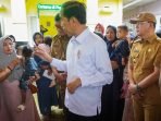 Presiden Jokowi didampingi Gubernur Bengkulu, Rohidin Mersyah dan Bupati Bengkulu Tengah, Heriyandi Roni menyapa ibu-ibu saat mengunjungi Puskesmas Sri Kuncoro, Kecamatan Pondok Kelapa, Kabupaten Bengkulu Tengah, Provinsi Bengkulu, Kamis 20 Juli 2023.(Foto/Ist)