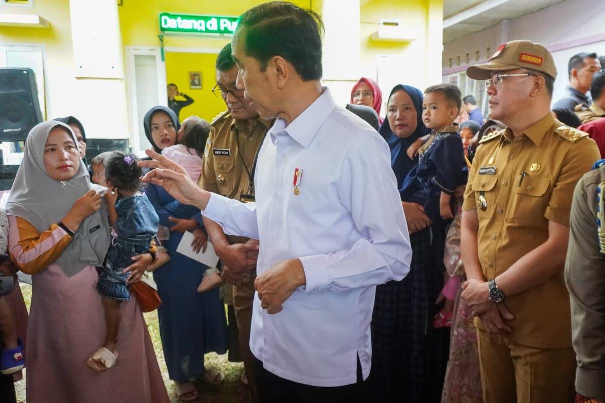 Presiden Jokowi didampingi Gubernur Bengkulu, Rohidin Mersyah dan Bupati Bengkulu Tengah, Heriyandi Roni menyapa ibu-ibu saat mengunjungi Puskesmas Sri Kuncoro, Kecamatan Pondok Kelapa, Kabupaten Bengkulu Tengah, Provinsi Bengkulu, Kamis 20 Juli 2023.(Foto/Ist)