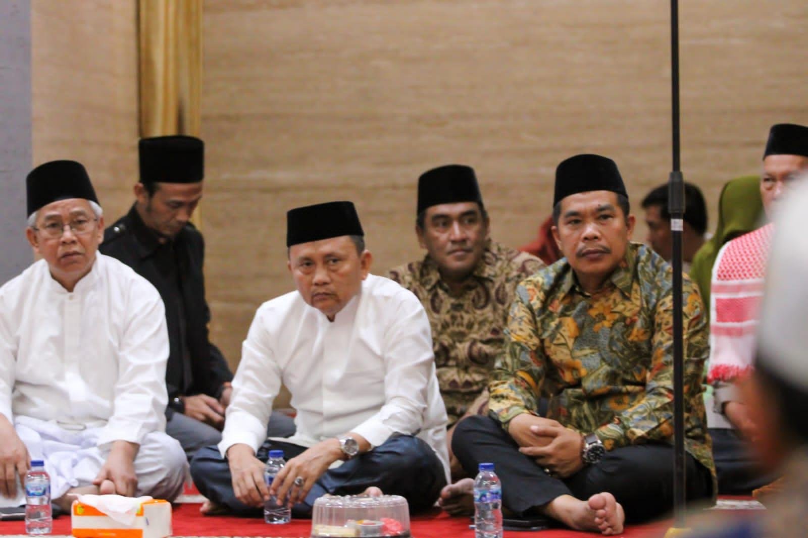 Sekda Bengkulu, Hamka Sabri didampingi Kanwil Kemenag Bengkulu, M Abdu (kiri) saat melantik dewan juri seleksi tilawati quran dan hadis di masjid Raya Baitul Izzah, Kota Bengkulu.(Foto/Ist