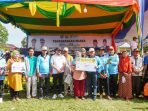 Sekda Serahjan Bansos di Kaur Sekda Provinsi Bengkulu, Hamka Sabri foto bersama masyarakat dan pejabat Kabupaten Kaur usai menyerahkan bantuan sosial (bansos) dari Pemprov Bengkulu. Bantuan ini dalam rangka kampanye penurunan kasus stunting di wilayah Bengkulu.(Foto/Ist)
