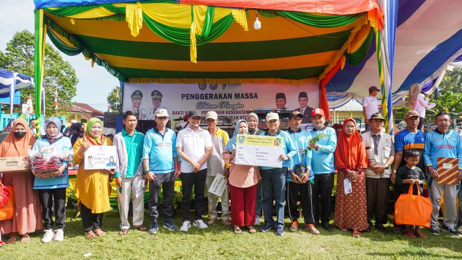 Sekda Serahjan Bansos di Kaur Sekda Provinsi Bengkulu, Hamka Sabri foto bersama masyarakat dan pejabat Kabupaten Kaur usai menyerahkan bantuan sosial (bansos) dari Pemprov Bengkulu. Bantuan ini dalam rangka kampanye penurunan kasus stunting di wilayah Bengkulu.(Foto/Ist)