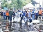 Gubernur Bengkulu, Rohidin Mersyah dan Bupati Mukomuko, Sapuan menabut ribuan bibit ikan ke dalam Danau Nibung usai membuka Festival Nibung 2023.(Foto/Ist)