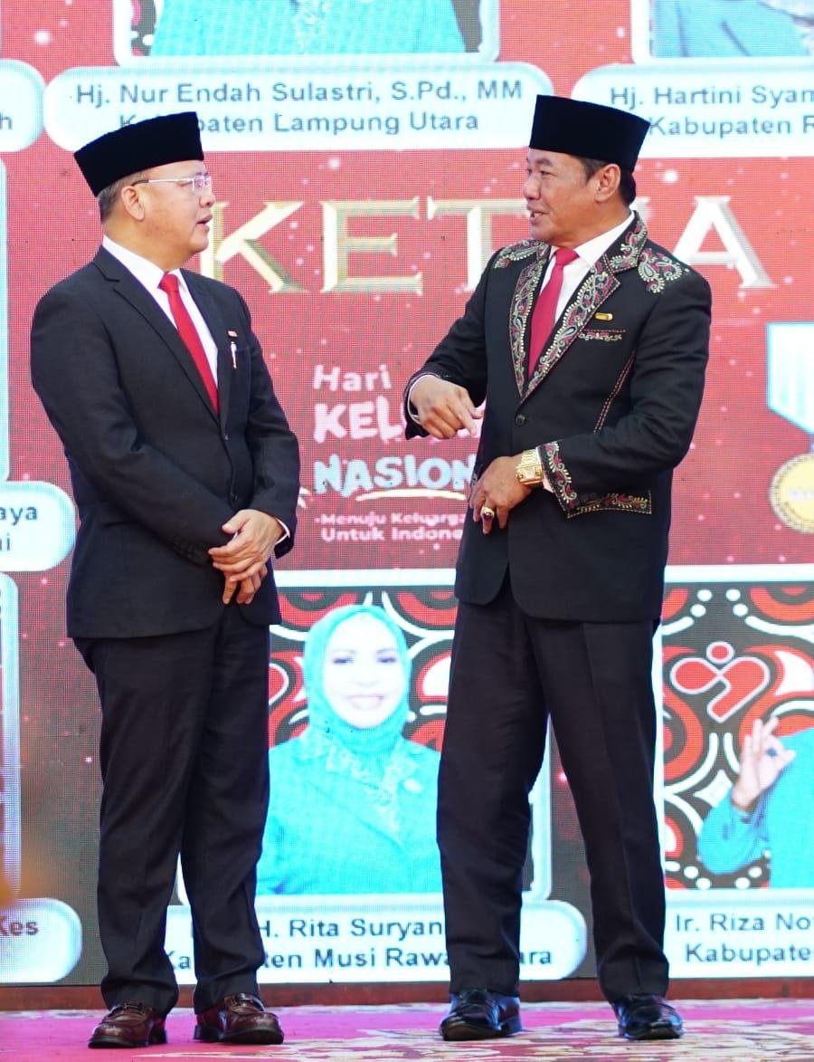 Terima Penghargaan Bangga Kencana Gubernur Bengkulu, Rohidin Mersyah dan Wakil Gubernur, Rosjonsyah saat menerima penghargaan Bangga Kencana Tahun 2023 dari Menteri PMK, Muajadjir Effendy dan Kepala BKKBN Pusat, Hasto Wardoyo di Griya Agung, Pemprov Sumsel, Selasa lalu.(Foto HB/Idris)