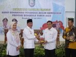 rakor kemiskinan bengkulu Wagub Bengkulu, Rosjonsyah memberikan cindramata kepada salah seorang nara sumber pada acara rakor penanggulangan kemiskinan Bengkulu tahun 2023.(Foto/Ist)