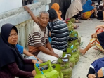 Tabung elpiji subsidi 3 kg milik warga berjejer di salah satu pangkalan di Kota Bengkulu, menunggu pasokan gas datang dari agen Pertamina. Ini terjadi karena pasokan gas elpiji subsidi di setiap pangkalan di Kota Bengkulu, dalam keadaan kosong sehingga warga harus menunggu pasokan datang baru bisa membeli bahan bakar bersih ini.(Foto HB/Usmin)
