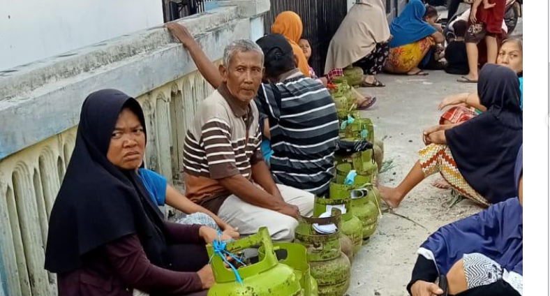 Antre Nunggu Pasokan Gas Datang Tabung elpiji subsidi 3 kg milik warga berjejer di salah satu pangkalan di Kota Bengkulu, menunggu pasokan gas datang dari agen Pertamina. Ini terjadi karena pasokan gas elpiji subsidi di setiap pangkalan di Kota Bengkulu, dalam keadaan kosong sehingga warga harus menunggu pasokan datang baru bisa membeli bahan bakar bersih ini.(Foto HB/Usmin)