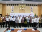 Kasatgas 4 Direktorat Antikorupsi Badan Usaha (AKBU) Ipi Maryati Kuding foto bersama para peserta sosialisa sisistem manajemen anti penyuapan (SMAP) guna menghapus praktik suap.(Foto/Ist)