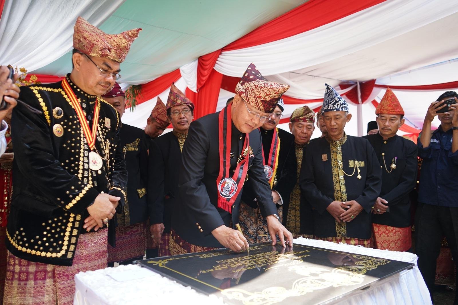 Balai BMA Bengkulu Gubernur Bengkulu, Rohidin Mersyah disaksikan Ketua BMA Bengkulu, S Effendi menandatangani prasasti peresmian Gedung Kantor Sekretariat Badan Musyawarah Adat (BMA) Bengkulu, berlokasi di komplek Balai Raya Semarak Bengkulu.(Foto/Ist)