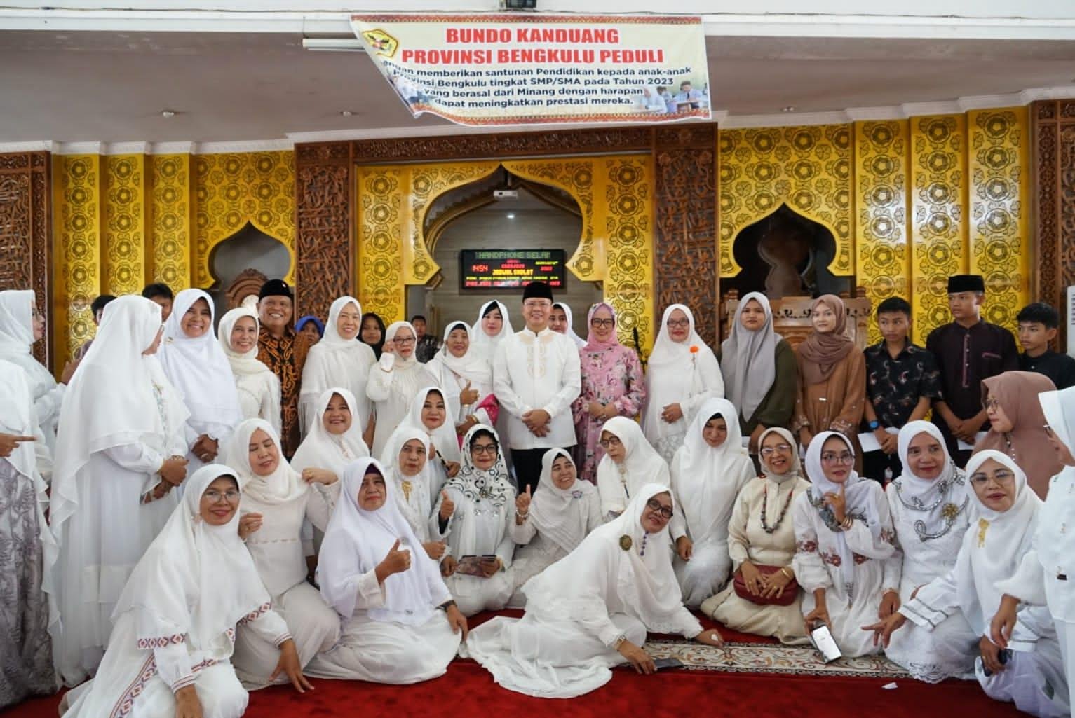 Gubernur Bengkulu, Rohidin Mersyah dan Ketua TP PPK, Derta Rohidin silaturahmi dengan organisasi Bunda Kanduang, Kota Bengkulu, di masjid Raya Baitul Izzah, Kota Bengkulu.(Foto/Ist)