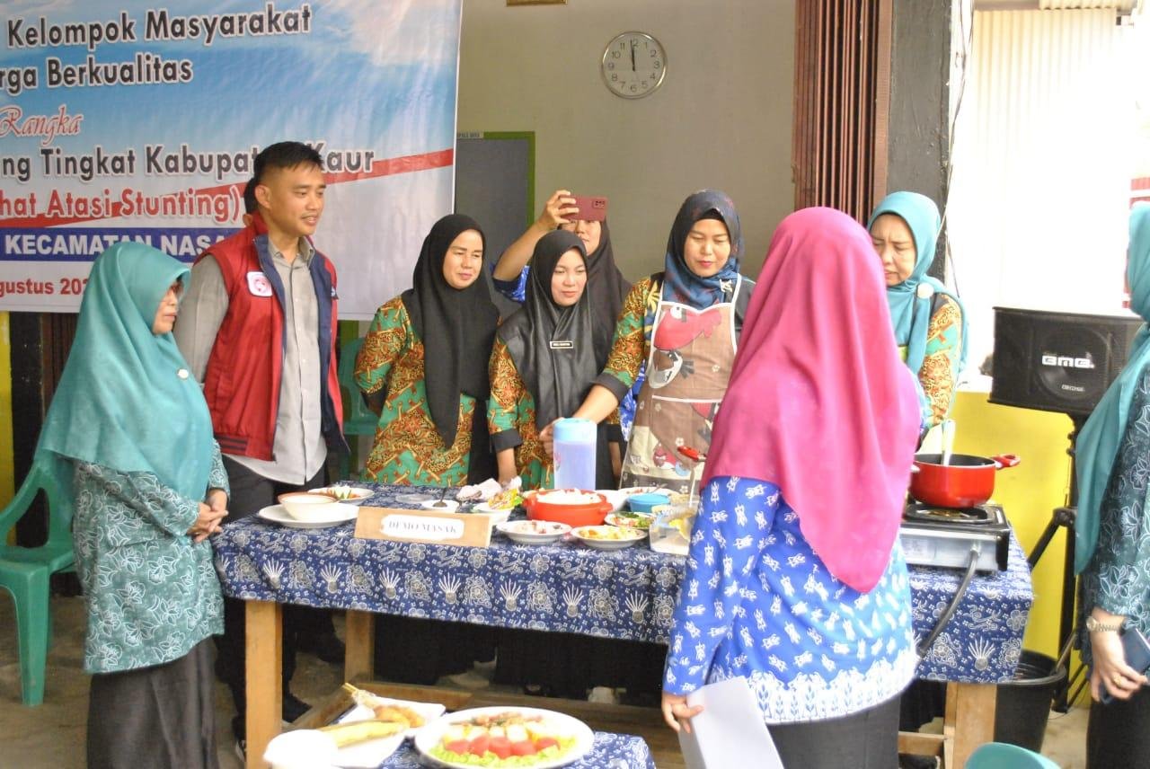 Dashat Kaur Bengkulu Plt Kepala BKKBN Bengkulu, Iqbal Apriansyah menyaksikan ibu-ibu melaksanakan program Dashat di Desa Ulak Pandan, Kecamatan Nasal, Kaur, dalam rangka mencegah kasus balita gizi buruk dan sekaligus menekan kasus stunting di daerah ini.(Foto HB/Idris)