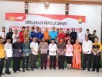 Derklarasi Pemilu Damai Wakapolda Bengkulu, Brigjen Pol Agus Salim, Ketua Bawaslu Bengkulu, KPU Bengkulu, pengurus parpol dan stakeholder foto bersama usai menggelar deklarasi Pemilu Damai 2024.(Foto/Ist)