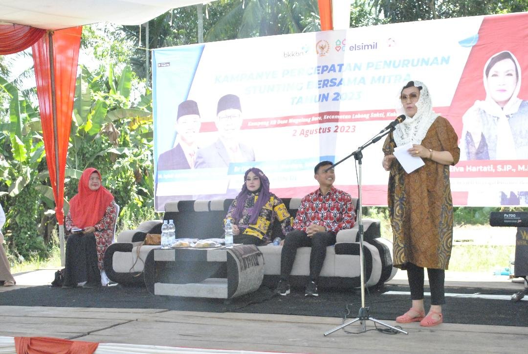 Anggota Komisi IX DPR-RI dapil Bengkulu, Elva Hartati memberikan sambutan pada acara kampanye stunting di Desa Magelang Baru, Kecamatan Lebong Sakti, Kabupaten Lebong, awal Agustus ini.(Foto HB/Idris)