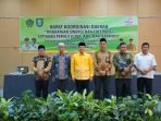 Gubernur Bengkulu, Rohidin Mersyah (ketiga diri kiri) didampingi Kepala Kesbangpol, M Ridwan Arif (palung kiri) foto bersama para tokoh agama usai membuka Rakor Forum Kerukunan Umat Beragama (FKUB) Provinsi Bengkulu.(Foto/Ist)