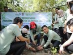 Anggota Komisi IX DPR-RI Dapil Bengkulu, Elva Hartati dan Plt Kepala BKKBN Bengkulu, Iqbal Apriansyah bersama anggota GenRe Bengkulu menanam ratusan pohon mangrove di kawasan Muara Lempuing, Kota Bengkulu dalam rangka memperingati Hari Remaja Internasional tahun 2023.(Foto HB/Idris)