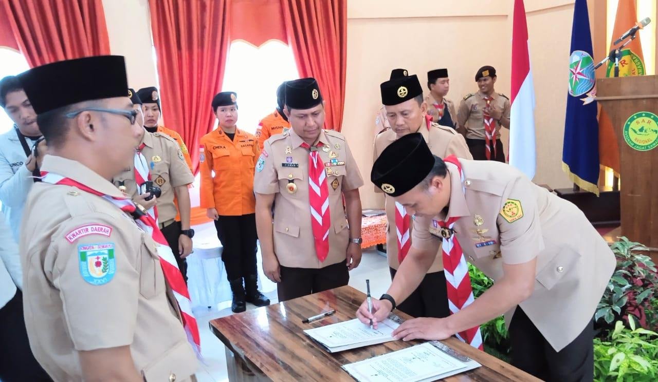 Lantik Mabida SAKA Bengkulu SAR Sekdaprov Bengkulu, Hamka Sabri menyaksikan penandatanganan berita acara pengukuhan dan pelantikan Pengurus Mabida Saka SAR Bengkulu, bertempat di kantor Basarnas Bengkulu, pekan lalu.(Foto/Ist)