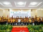 Gubernur Bengkulu, Rohidin Mersyah foto bersama pengurus dan anggota PWRI RI Bengkulu, sesuai pembukaan Muswil dan perayaan HUT PWRI ke-61 tahun 2023, di Balai Raya Semarak Bengkulu.(Foto/Ist)