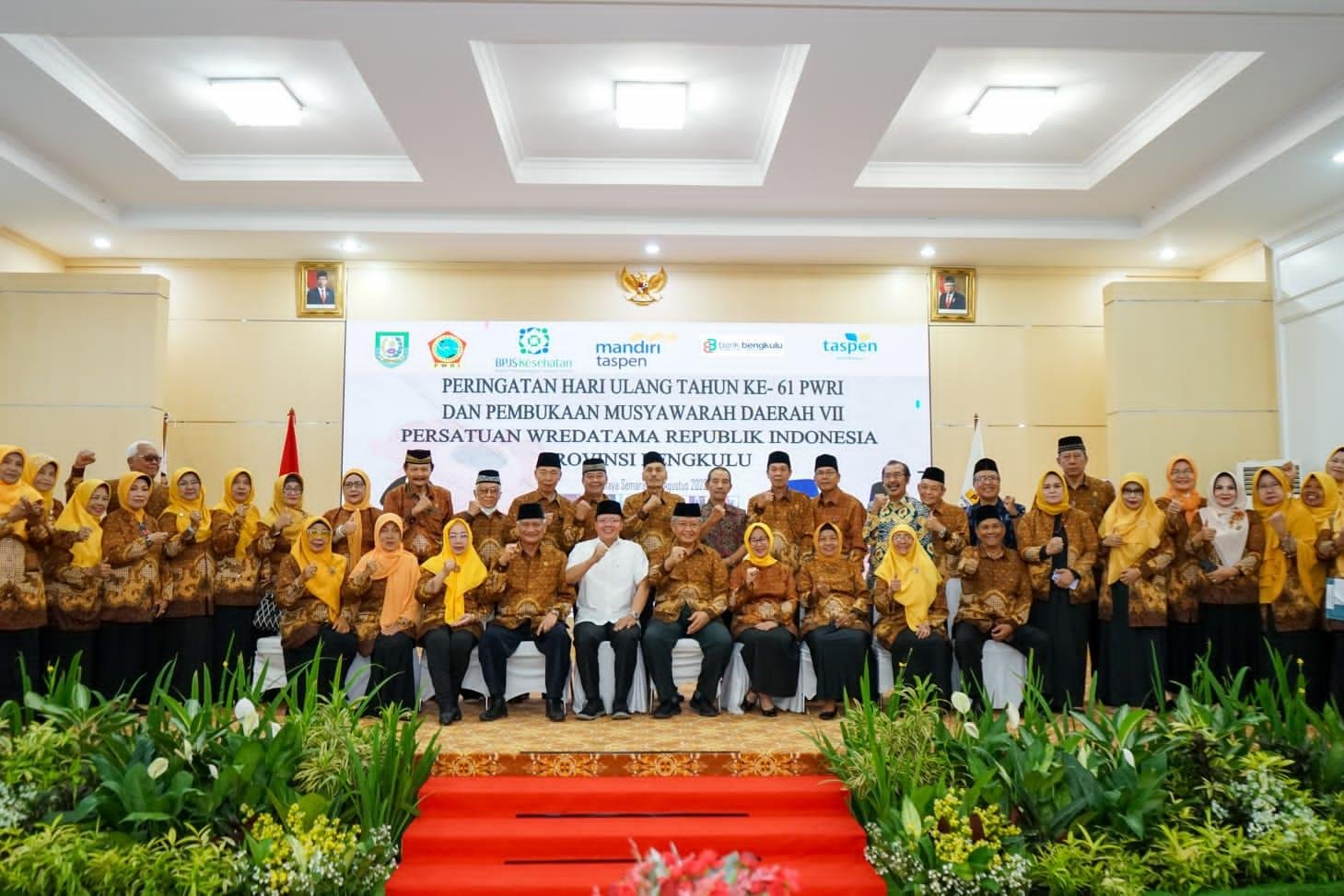 Gubernur Bengkulu, Rohidin Mersyah foto bersama pengurus dan anggota PWRI RI Bengkulu, sesuai pembukaan Muswil dan perayaan HUT PWRI ke-61 tahun 2023, di Balai Raya Semarak Bengkulu.(Foto/Ist)