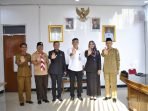 Plh Bupati Kaur Plt Kepala BKKBN Bengkulu Iqbal Apriansyah ketiga dari kanan foto bersama Plh Bupati Kaur, Herlian Muchrim (keitga dari kiri), Ketua DPRD Kaur, Diana Tulaini (kedua dari kanan) usai melakukan silaturahmi dan sekaligus membatas masalah penurunan kasus stunting di kabupaten ini.(Foto HB/Idris)
