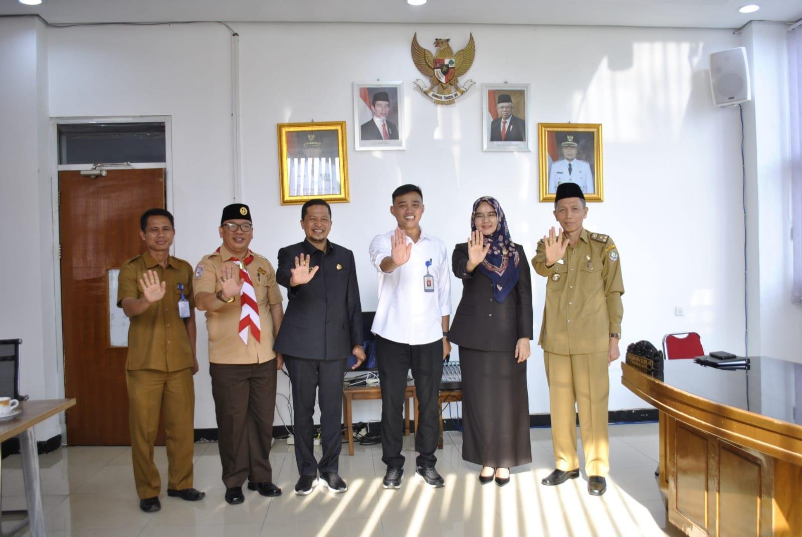 Plh Bupati Kaur Plt Kepala BKKBN Bengkulu Iqbal Apriansyah ketiga dari kanan foto bersama Plh Bupati Kaur, Herlian Muchrim (keitga dari kiri), Ketua DPRD Kaur, Diana Tulaini (kedua dari kanan) usai melakukan silaturahmi dan sekaligus membatas masalah penurunan kasus stunting di kabupaten ini.(Foto HB/Idris)