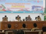 Koordinator Roadshow Bus KPK, Yulianto Sapto Prasetyo (ketiga dari kiri) didampingi Asisten III Pemprov Bengkulu (kedua dari), dan Kepala Inspektorat Bengkulu, Heru susanto saat melakukan sosialisasi gratifikasi terhadap pelayanan publik.(Foto/Ist)
