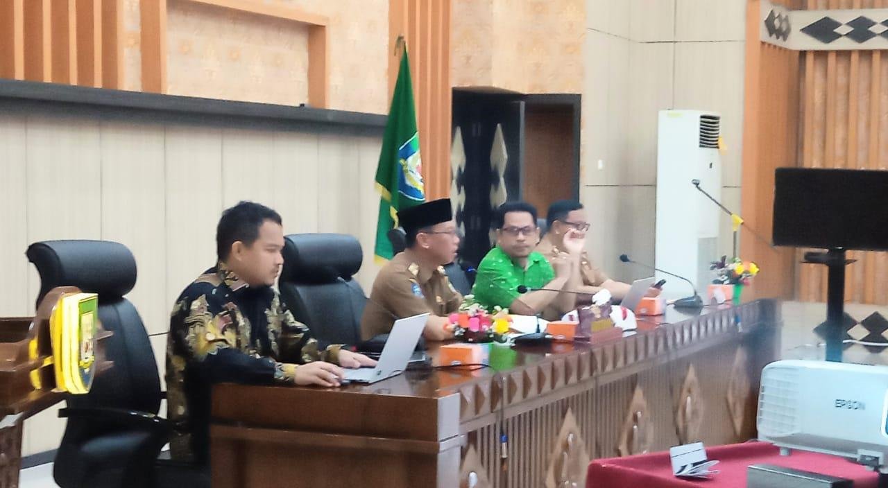 Roadshow KPK Bengkulu Asisten III Pemprov Bengkulu, Nandar Munadi pimpin rapat koordinasi dengan pihak terkait dalam rangka persiapan kegiatan roadshow bus KPK Sumatera yang dimulai dari Provinsi Bengkulu, dalam waktu dekat.(Foto/Ist)