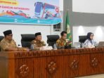 Sekda KPK Sekdaprov Bengkulu, Hamka Sabri (kedua dari kiri), Kepala Inspektorat Provinsi Bengkulu, Heru Susanto (paling kiri) dan pejabat dari KPK saat menghairi rapat Roadshow Bus KPK di kantor Gubernur Bengkulu.(Foto/Ist)