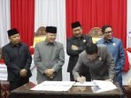 Sepakati APBD Perubahan 2023 Wakil Ketua II DPRD Provinsi Bengkulu, Suharto menandatangani kesepakantan KUA PPAS APBD Perubahan Pemprov Bengkulu 2023, disaksikan Gubernur Rohidin Mersyah, Ketua DPRD Bengkulu, Iksan Fajri, Ketua Komisi I DPRD Bengkulu, Dempo Exler.(Foto/Ist)