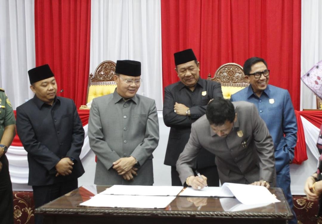Sepakati APBD Perubahan 2023 Wakil Ketua II DPRD Provinsi Bengkulu, Suharto menandatangani kesepakantan KUA PPAS APBD Perubahan Pemprov Bengkulu 2023, disaksikan Gubernur Rohidin Mersyah, Ketua DPRD Bengkulu, Iksan Fajri, Ketua Komisi I DPRD Bengkulu, Dempo Exler.(Foto/Ist)