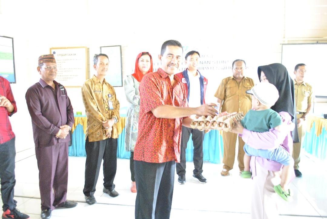 Serahkan telur pada ibu hamil Salah satu pejabat BKKBN Bengkulu, menyerahkan bantuan makanan bergizi berupa telur kepada salah seorang ibu rumah tangga di Penarik, Kabupaten Mukomuko saat melaksanakan kampanye stunting pekan ini.(Foto HB/Idris)